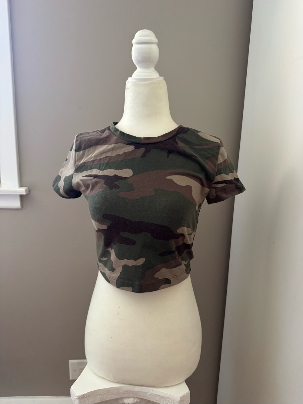 ARITZIA TNA Women's Camo Crop Tee in Green and Brown